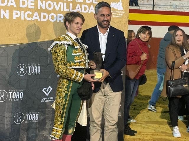Pablo Sánchez gana el Circuito Provincial de Granada y sale a hombros junto a Emilio Espigares